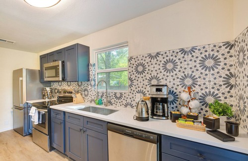 Malakoff House | Hot Tub & Lake Access: Malakoff Retreat!