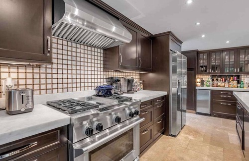 West Suburb House | Hot Tub | Luxury | Patio | Fire Pit | Downtown