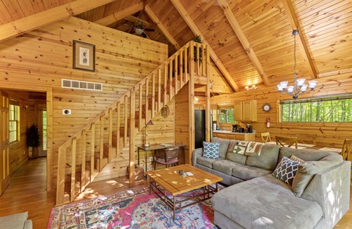 Slade Cabin | Hot Tub & No Pet Fee - Beary Secluded - Small Family Cabin in Red River Gorge, Kentucky!