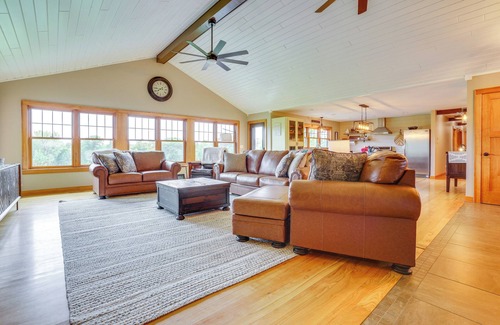 Pierce County Cabin | Hot Tub & On-Site Trails: Spacious Stockholm Cabin