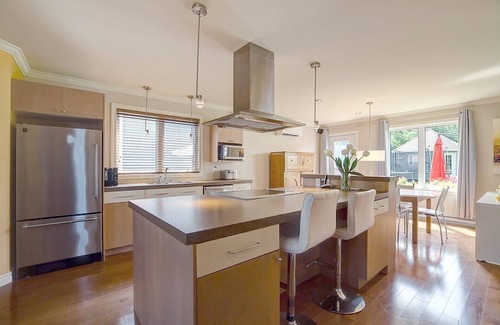 L'Ancienne-Lorette Cottage | HOT TUB/only family welcomed/5 bdr cottage/trampoline/bbq/15 min to Old Quebec