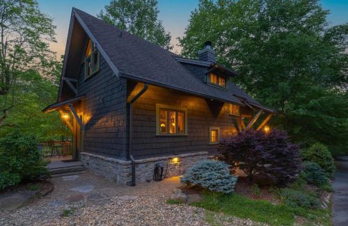 Cheshire House | HOT TUB & PET-FRIENDLY Cabin in Cheshire Village