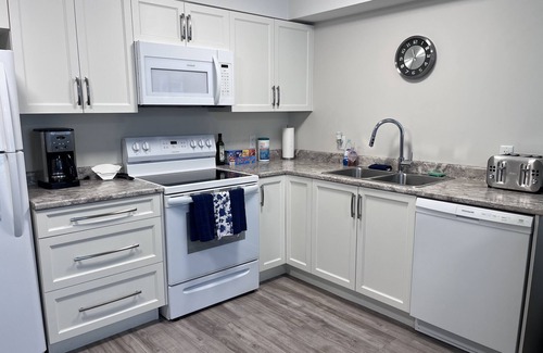 Regional District of Nanaimo House | Hot tub, Pet Friendly + Monthly Discounts! Trails Nearby!n
