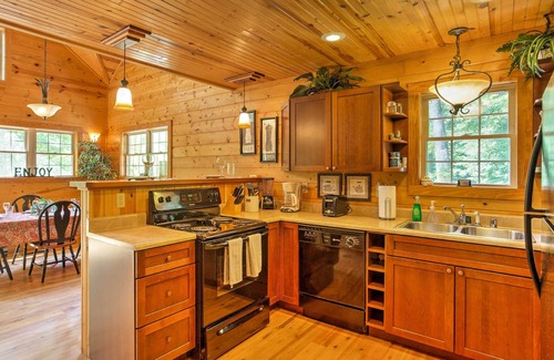 Stanton Cabin | Hot Tub, Pet-Friendly, WiFi - ManeStay - Red River Gorge, Kentucky!