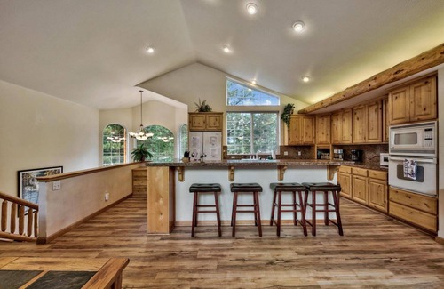 North Upper Truckee Cabin | Hot Tub, Pool Table, Bunk Beds, Large Yard, 8 Guests + Extra Kids 5 Yrs Old and Younger