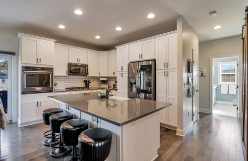 Logan Other | Hot Tub, Pool Table & Fire pit! Modern Farmhouse!