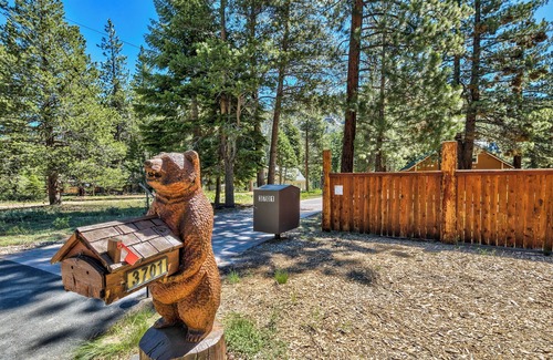Christmas Valley Ski Chalet | HOT TUB, RIVERFRONT CHALET FAMILY & DOG FRIENDLY ON ACRE WALK, HIKE RECREATION