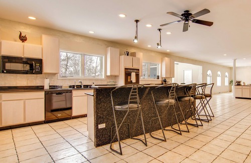 Hoffman Estates Villa | Hot Tub & Sauna: Hoffman Estates Villa in Elgin!