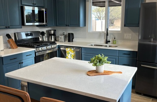 Starr Pass House | Hot tub stargazing, pet friendly! Downtown & hiking nearby. Ideal for Gem Show.
