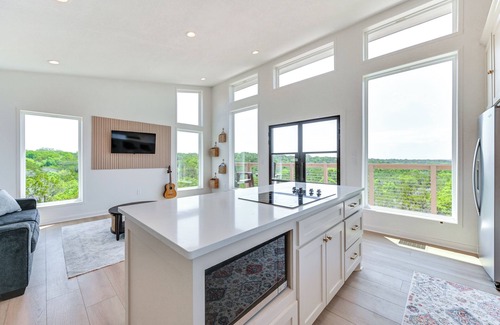 Valley Mills Cottage | Hot Tub & Valley Views: Hidden Gem in Texas