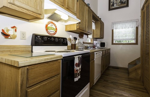 Maggie Valley Cabin | HOT TUB, VIEW, CREEK, WIFI, King Bed, JACUZZI IN MASTER BATH.