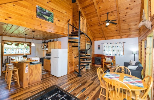 Slade Cabin | Hot Tub & WiFi - Gorgeous View Cabin - Large Family Cabin in Red River Gorge, Kentucky!