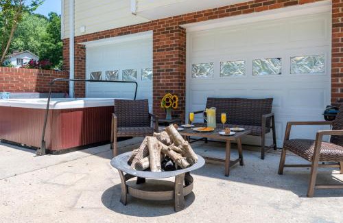 Kernersville House | Hot Tub WiFi Gym Firepit Kitchen