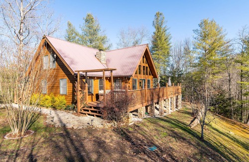 Pine Ridge Cabin | Hot Tub & WiFi - Large Family Cabin - Mill Creek Point - Red River Gorge, Kentucky!
