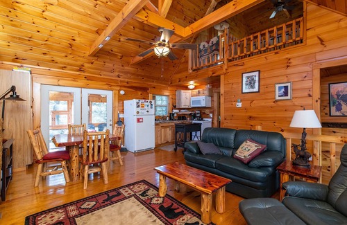 Rogers Cabin | Hot Tub & WiFi - Large Family Cabin - Climber's Haven - Red River Gorge, Kentucky!