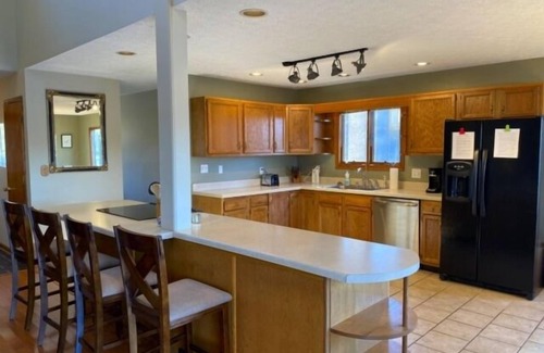 Moneta House | Hot Tub, Wifi, Pool Table & Air Hockey, Swimming Pool, Flat Lot, Incredible View.