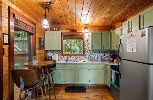 Stanton Cabin | Hot Tub & WiFi - Romantic Hideaway - Wooded Retreat near Red River Gorge, Kentucky!