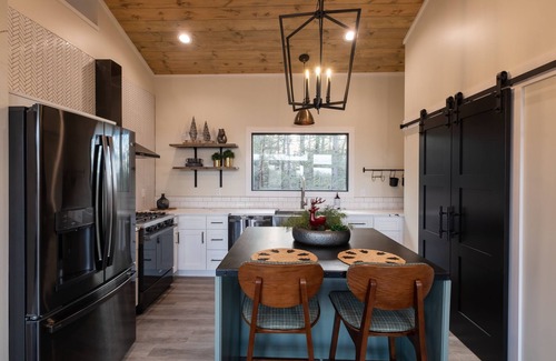 Campton House | Hot-Tub/WiFi/Secluded - A Red River Barnhouse