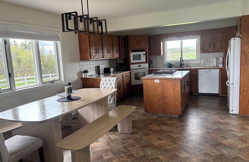 Mountain View House | ✔Hot Tub✔Games Room✔Walk-in Sauna✔7 BM✔15 minutes from Waterton Park✔