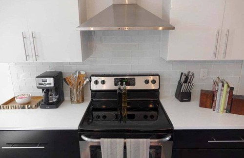 Chestnut Hill House | Hot Tubs + Rooftops | Sleeps 20 Near Broadway