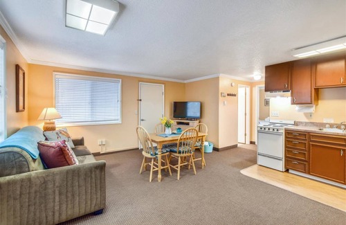 Downtown Cannon Beach Hotel | Hotel ∙ 1 bedroom ∙ 4 guests