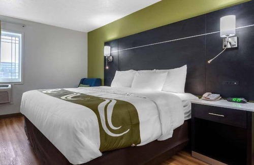 Moon Township Hotel | Hotel ∙ 4 guests
