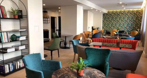Quartier des Grandes-Carrieres Hotel | Hotel Apolonia Paris Montmartre; Sure Hotel Collection by Best Western