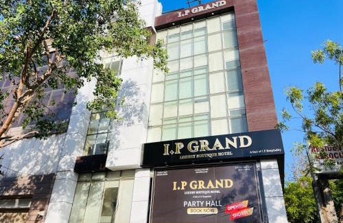 Anand Vihar Hotel | Hotel Aura IP Grand Karkardooma Metro Station New Delhi Couple friendly