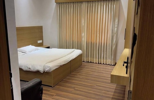 Gurugram Hotel | Hotel Clay Inn