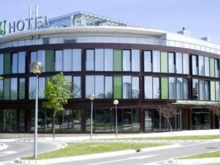 Mendizorrotza Apartment | Hotel Jardines de Uleta Suites