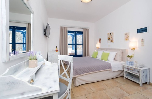 Akrotiri Hotel | Hotel Mathios Village