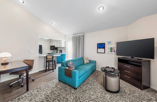 Chatsworth Apartment | Hotel Near Van Nuys Golf Course! Pets Welcome, Outdoor Pool, Shuttle Service!