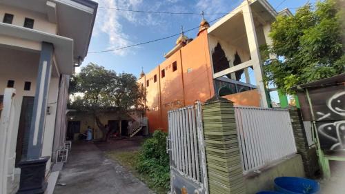 Dinoyo Hotel | Hotel O Aero Kost Bu Lisa Syariah Near Pasar Tradisional Lawang
