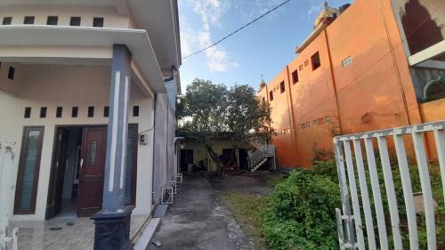 Dinoyo Hotel | Hotel O Aero Kost Bu Lisa Syariah Near Pasar Tradisional Lawang