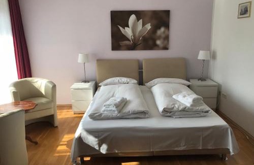 Augustenstraße House | Hotel-Pension Asta