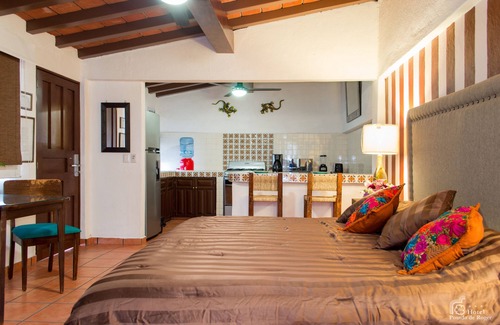 Emiliano Zapata Hotel | Hotel Posada de Roger - Near Los Muertos Beach