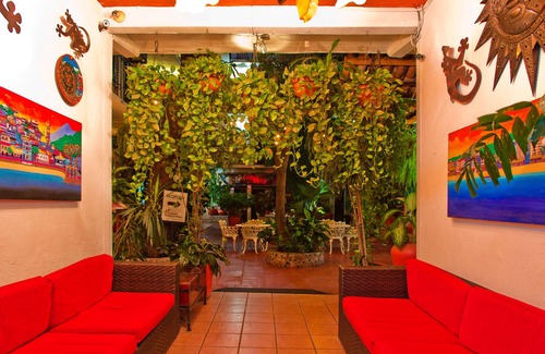 Emiliano Zapata Hotel | Hotel Posada de Roger - Near Los Muertos Beach