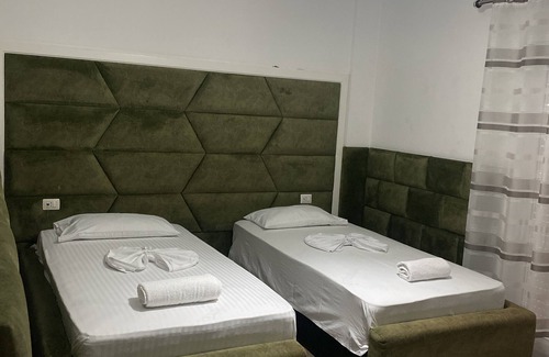 Mbrostar-Urë Hotel | Hotel Red Apple