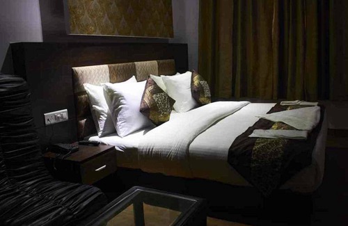 Pashim Vihar Hotel | Hotel Waterfall