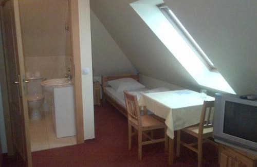 Legnickie Pole Apartment | Hotelik Dworek Legnickie Pole 4km od Legnicy