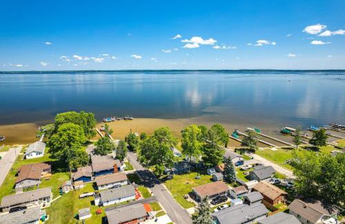 Houghton Lake House | Houghton Lake Cottage with Patio Walk to Waterfront
