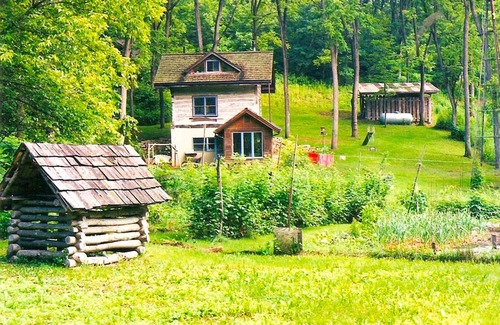 Decorah House | House ∙ 1 bedroom ∙ 4 guests