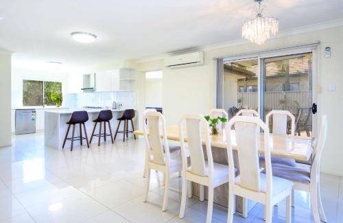 Helensvale House | House ∙ 4 bedrooms ∙ 8 guests