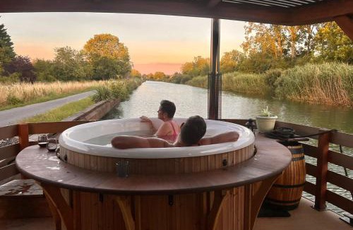 Mareuil-sur-Ay Boat Rental | House Boat avec SPA naviguant en Champagne