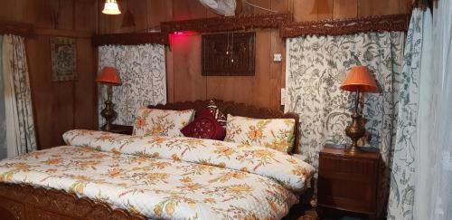Dal Lake Boat Rental | House Boat Hardy Palace