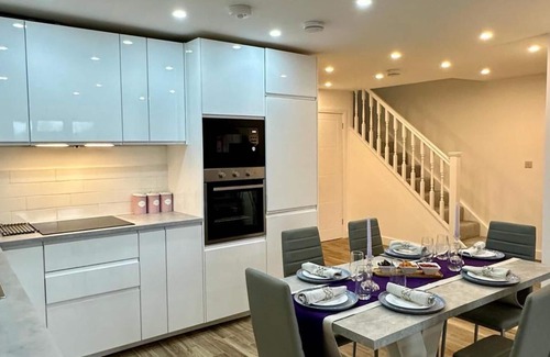 Selsdon and Ballards House | House in Croydon Welcomes you to Comfort and Style