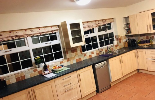 Tyldesley House | House In the Heart of town 15 min from Manchester City. (Sleeps 15+)