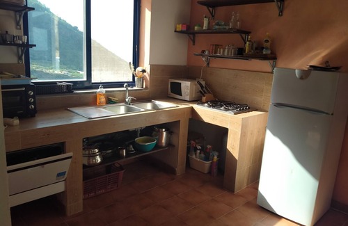 Leni House | House in the hills with vineyard in Salina