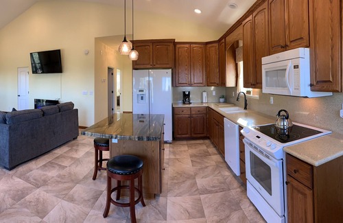 Kingman House | House in the trees, 5 miles from Interstate 40, wild life, amazing views