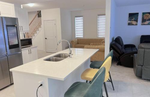 Ottawa Division Bed & Breakfast | House of Daizy Home